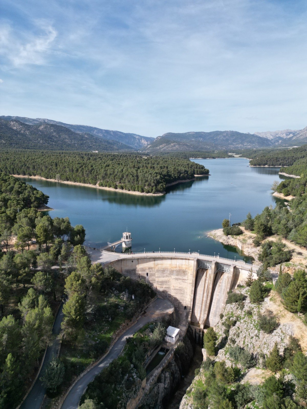 Pantano de la Bolera y su presa vistos desde el aire, en Pozo Alcón (Sierra de Cazorla)